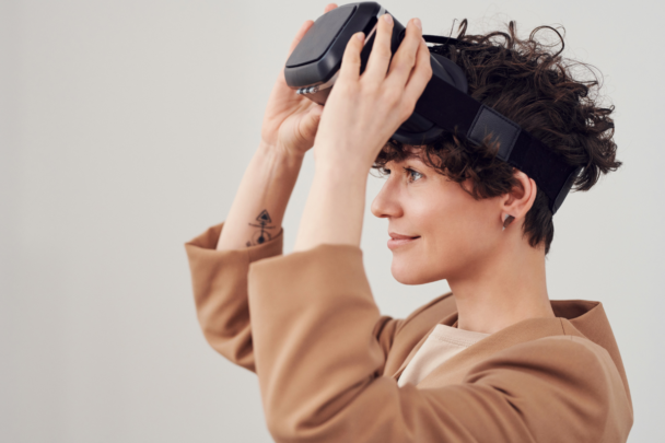 Vrouw gebruikt VR bril