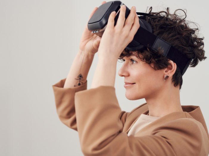 Vrouw gebruikt VR bril