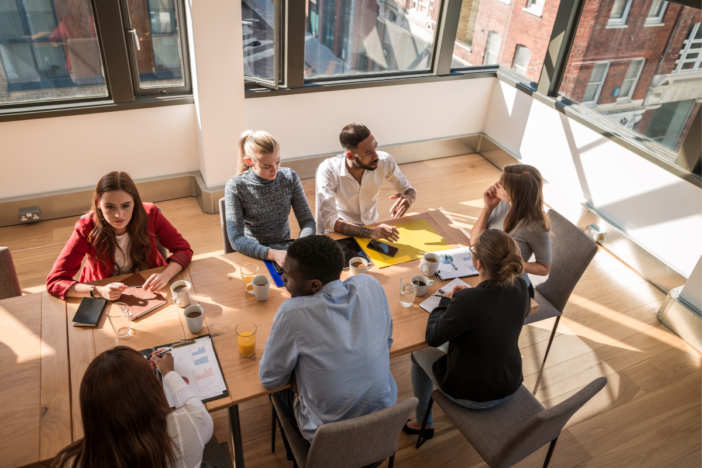 groepje mensen volgt een workshop