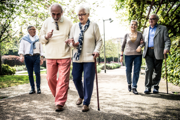 ouderen wandelen samen