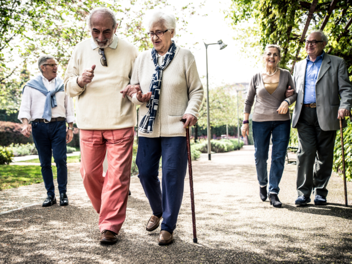 ouderen wandelen samen