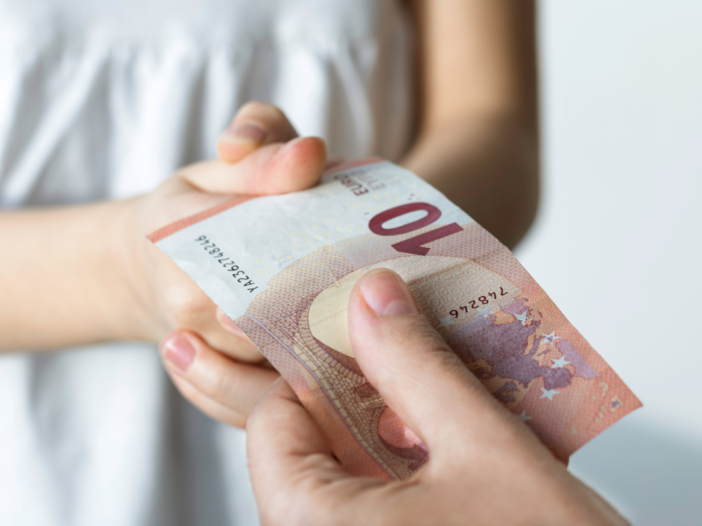 kind krijgt zakgeld
