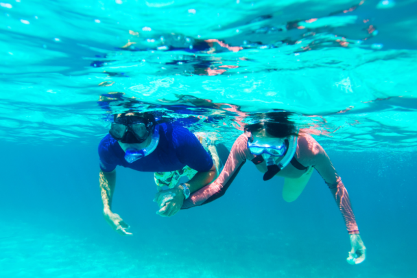 twee mensen snorkelen in zwembad