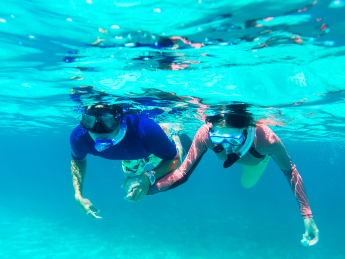 twee mensen snorkelen in zwembad