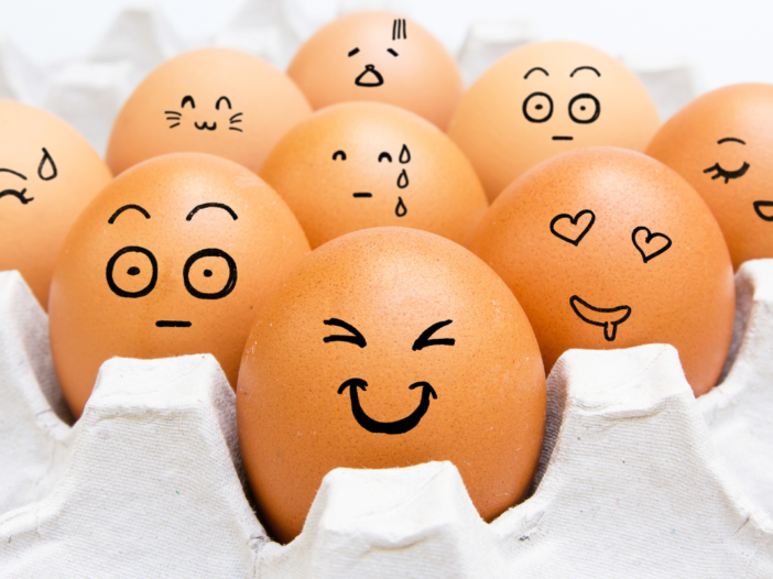 eieren met daarop geschilderde gezichten