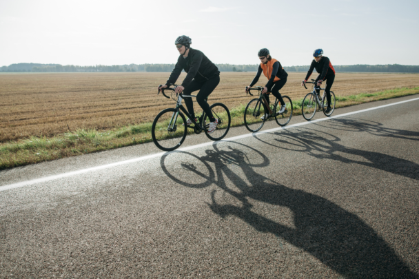 mensen fietsen op een asfaltweg