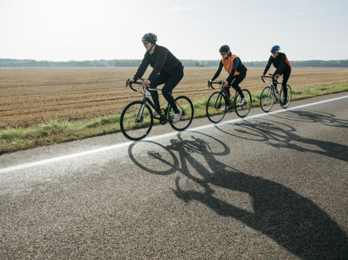 mensen fietsen op een asfaltweg
