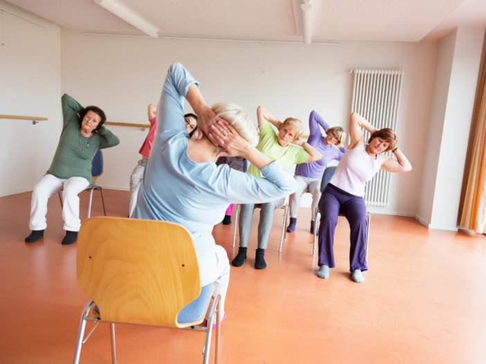 ouderen doen aan stoelgym