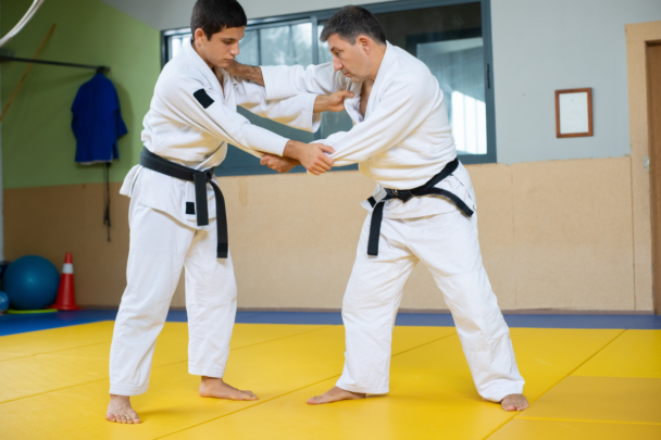 twee mannen die aan judo doen
