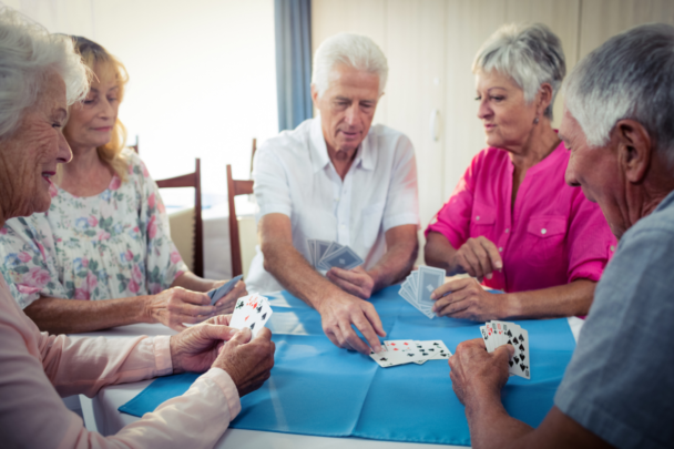 ouderen spelen kaart