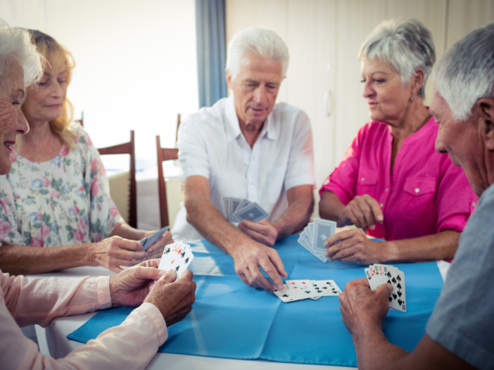 ouderen spelen kaart