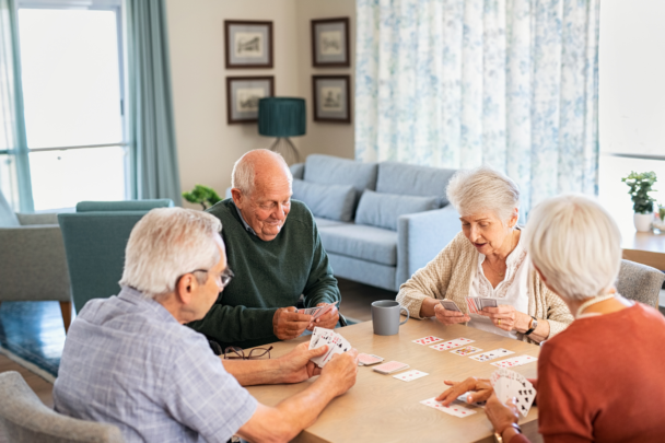 ouderen spelen potje kaarten