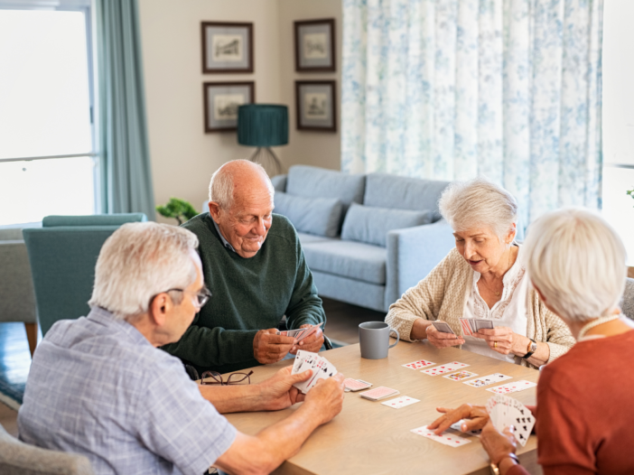 ouderen spelen potje kaarten