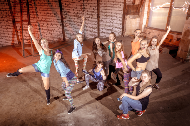 een groep meisjes doet aan streetdance
