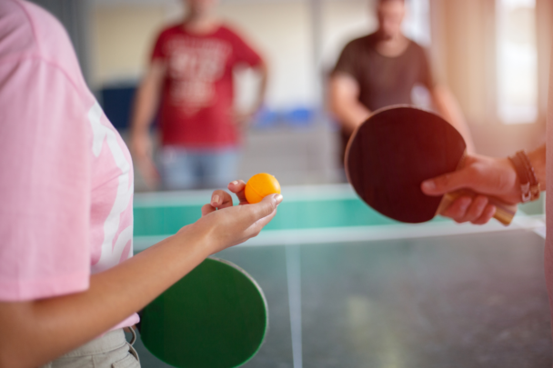 vrouw speelt een potje tafeltennis