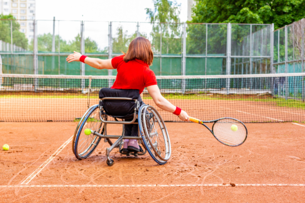 vrouw speelt tennis in rolstoel