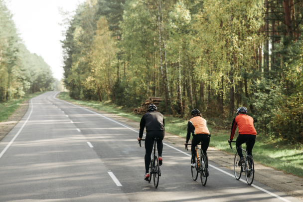 drie wielrenners zijn aan het fietsen