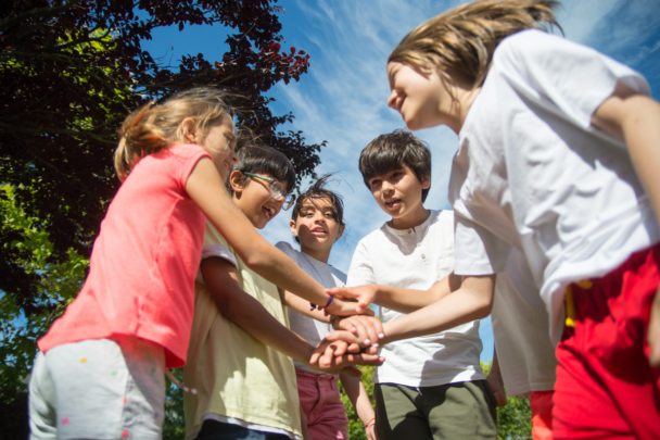 kinderen spelen samen buiten