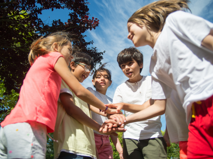 kinderen spelen samen buiten