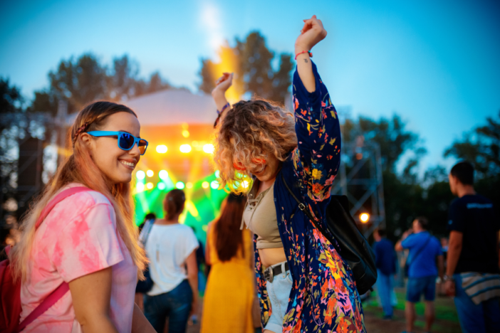 mensen dansen op een festival