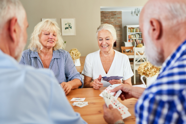 groepje ouderen speelt een potje kaarten