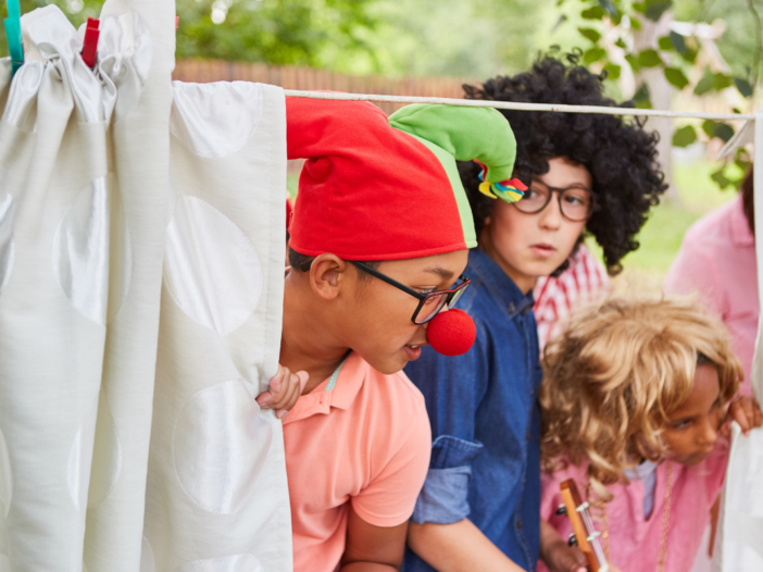 kinderen spelen theater