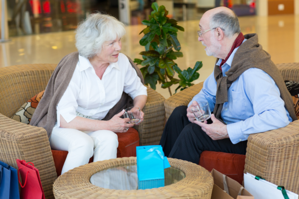 oudere man en vrouw zijn in gesprek