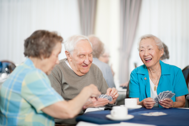 ouderen lachen en drinken samen koffie