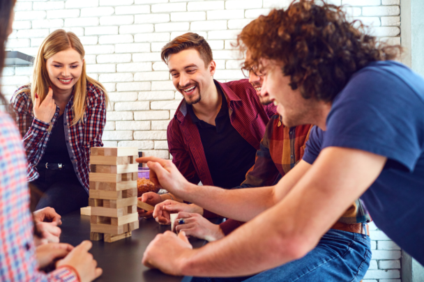 jongeren spelen jenga