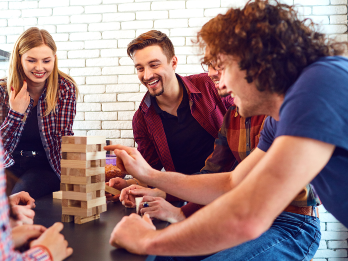 jongeren spelen jenga