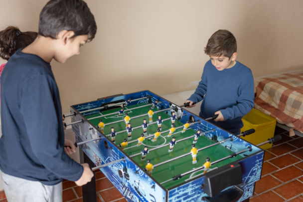 kinderen spelen tafelvoetbal