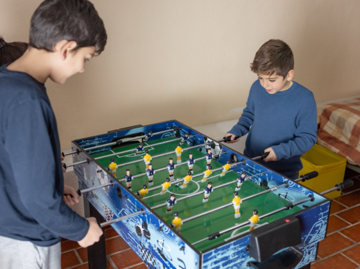 kinderen spelen tafelvoetbal