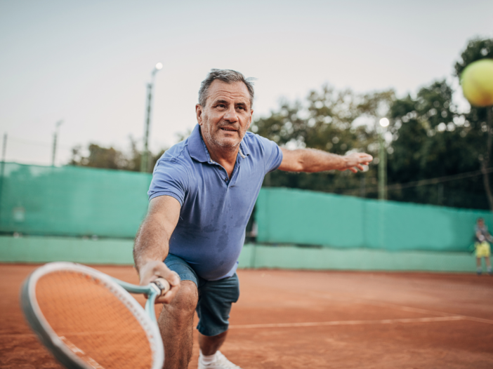 Man speelt tennis