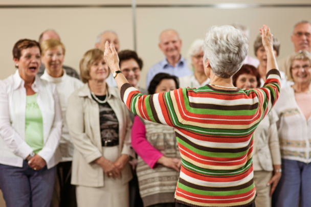 groep zingende mensen in koor