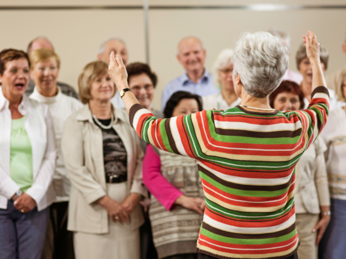 groep zingende mensen in koor