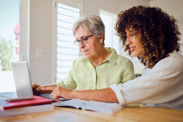 jonge en oudere vrouw maken samen gebruik van een computer