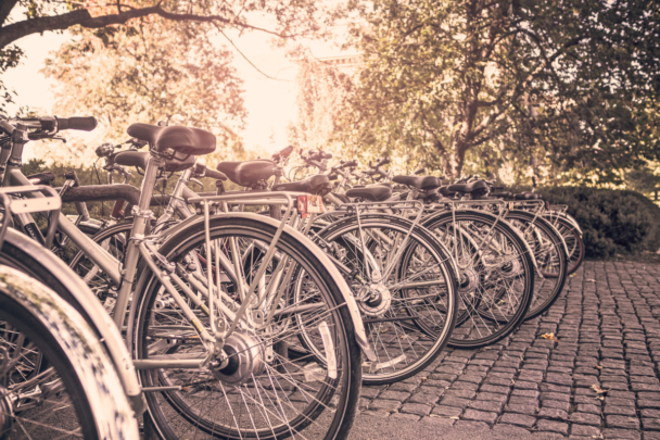 foto van fietsen in een fietsenstalling