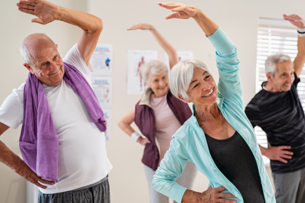 ouderen doen aan gymnastiek