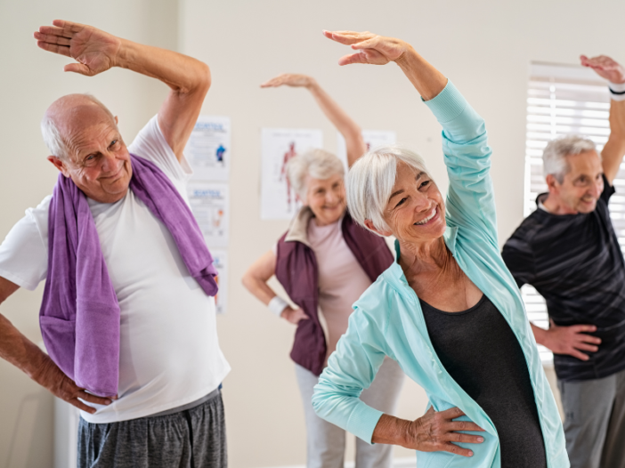 ouderen doen aan gymnastiek