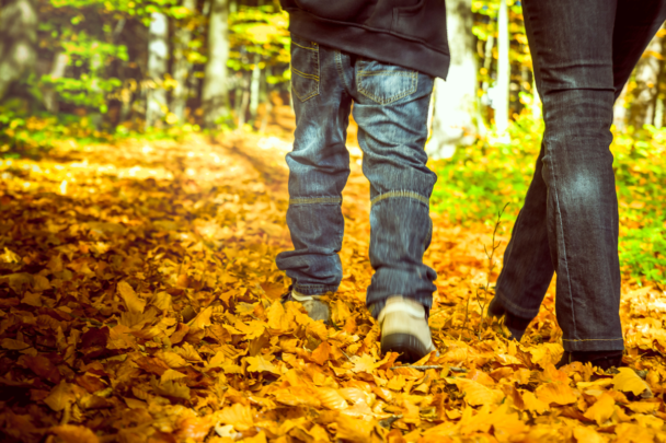 twee mensen wandelen