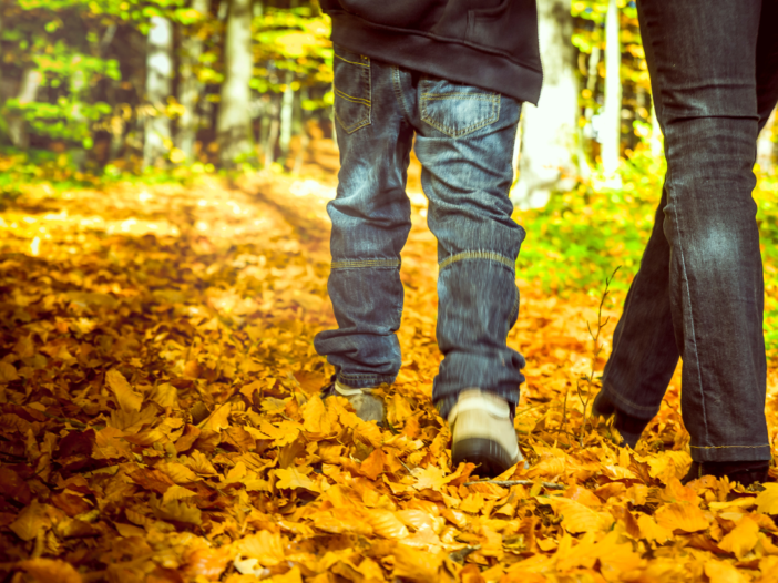 twee mensen wandelen