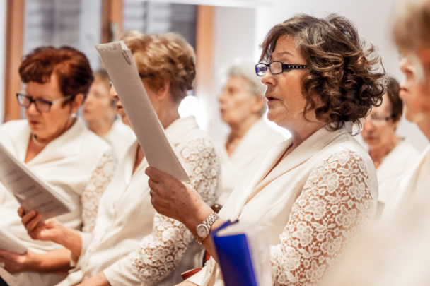 vrouwen zingen in een koor