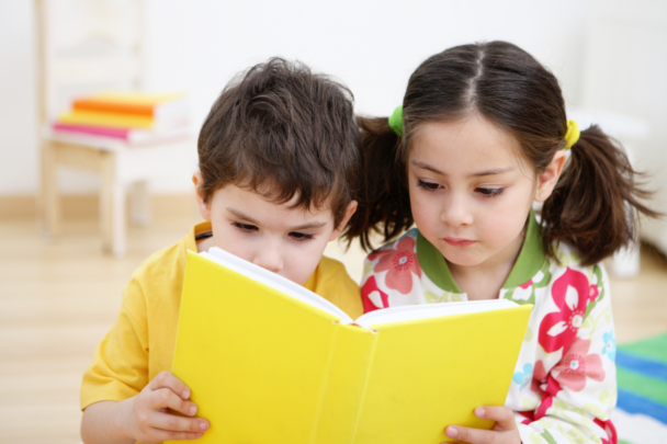 twee kinderen lezen samen een boek