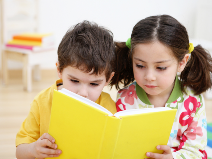 twee kinderen lezen samen een boek