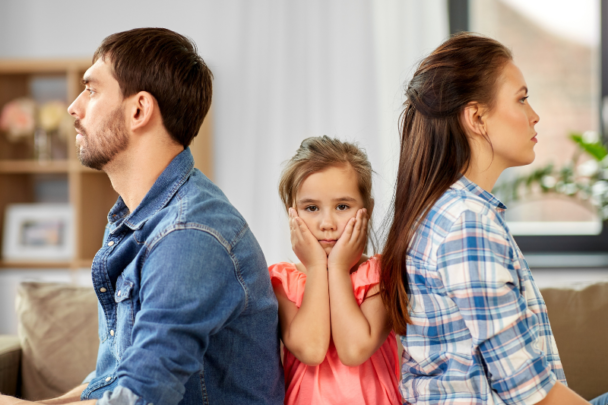 ouders met ruzie, kind zit er letterlijk tussenin