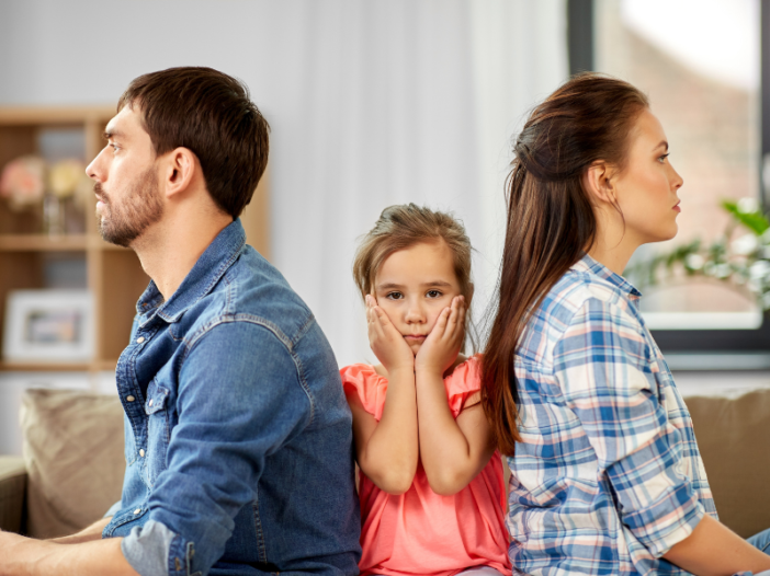 ouders met ruzie, kind zit er letterlijk tussenin