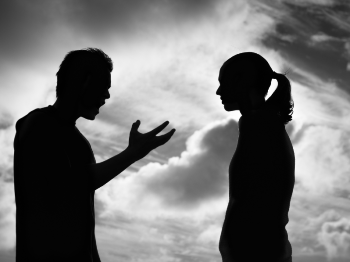 zwart-wit foto van een man en vrouw die ruzie maken