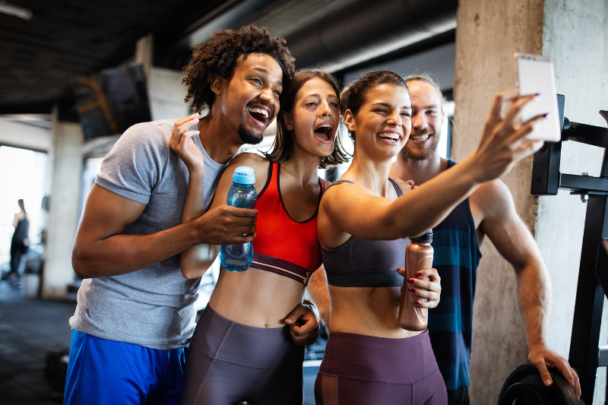 groep jongeren maakt een selfie