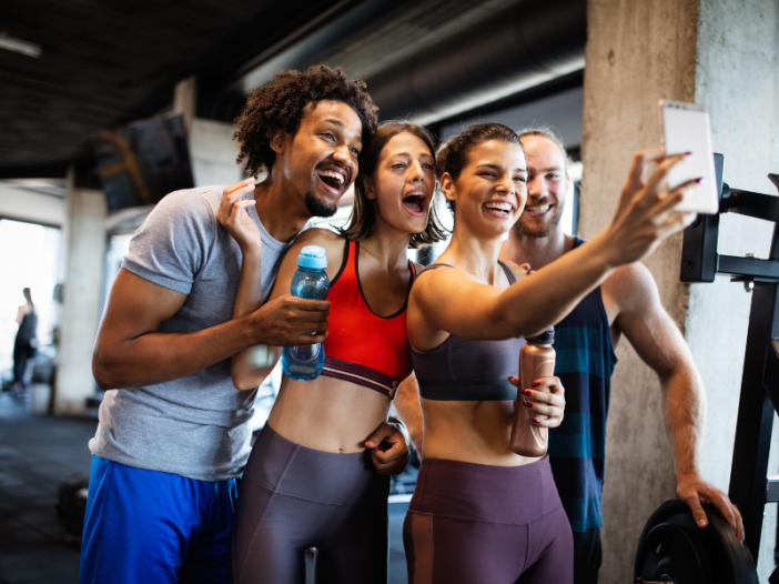 groep jongeren maakt een selfie