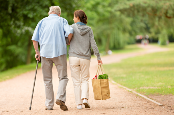 vrouw en oudere man wandelen samen